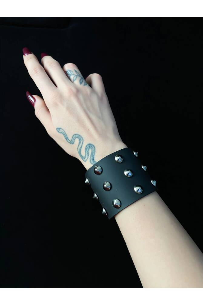 Dikenli Spikelı Üç Sıralı Suni Deri Bileklik (Unisex) - 1