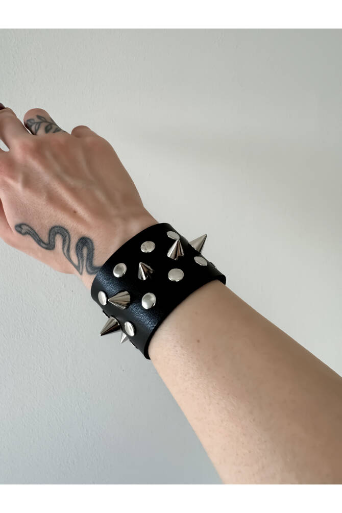 Gothic Gotik Punk Çivili Zımbalı Suni Deri Geniş Bileklik Spikelı Bileklik (Unisex Bedenli) - 1