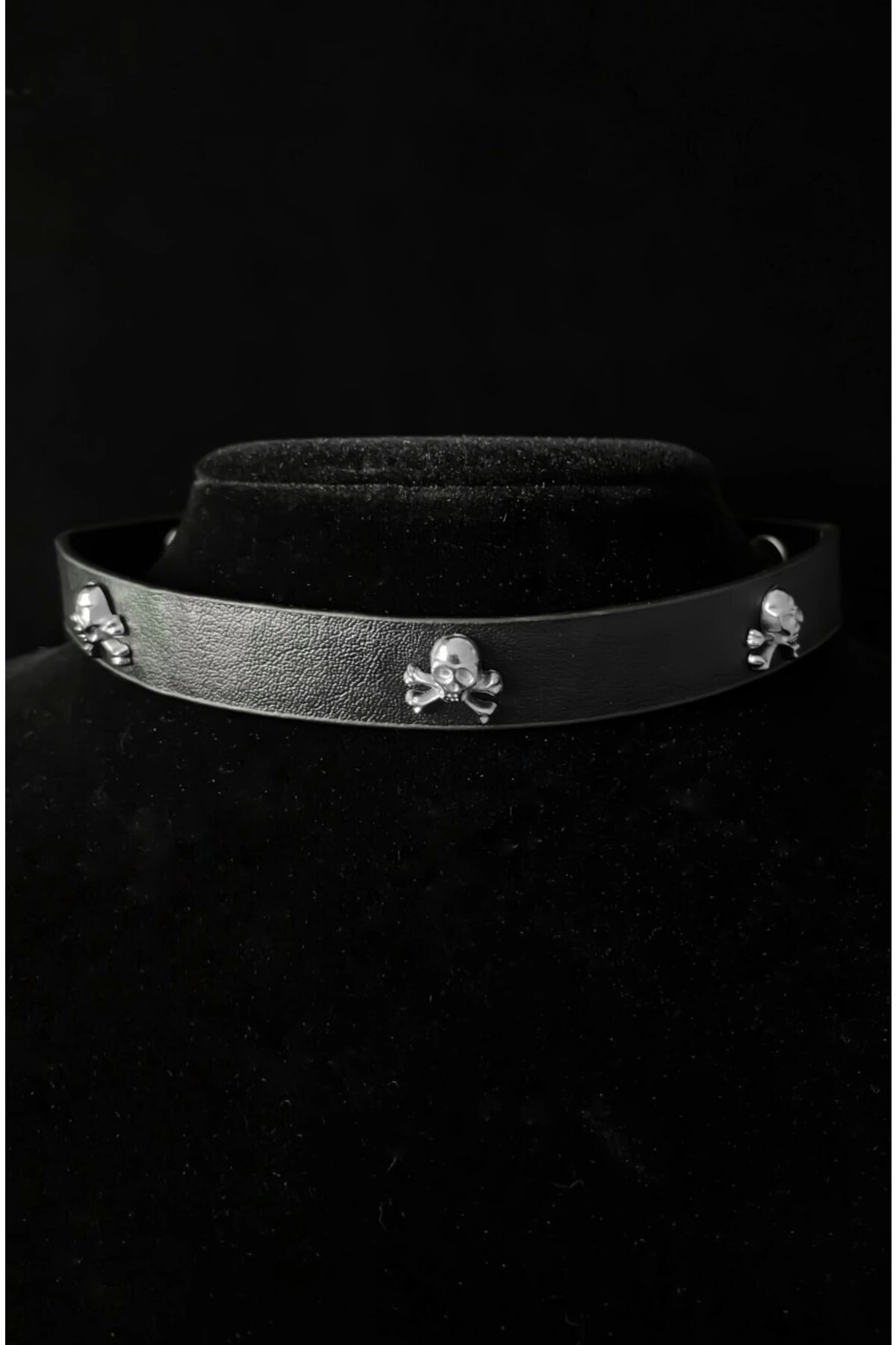 Gothic Punk Kuru Kafalı Siyah Deri Choker Boyunluk - DarkellaStore