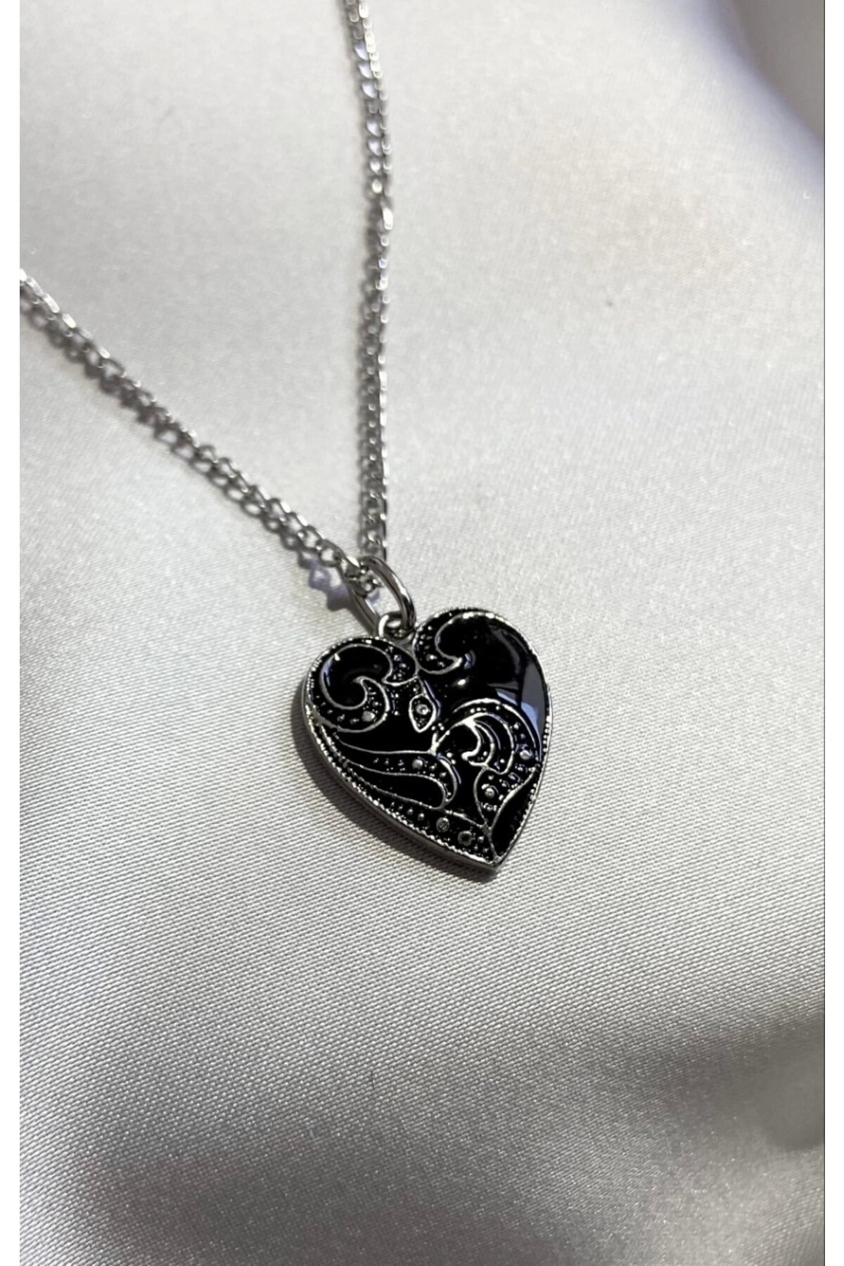 Gotik Gothic Desenli Kalp Kolye - DarkellaStore