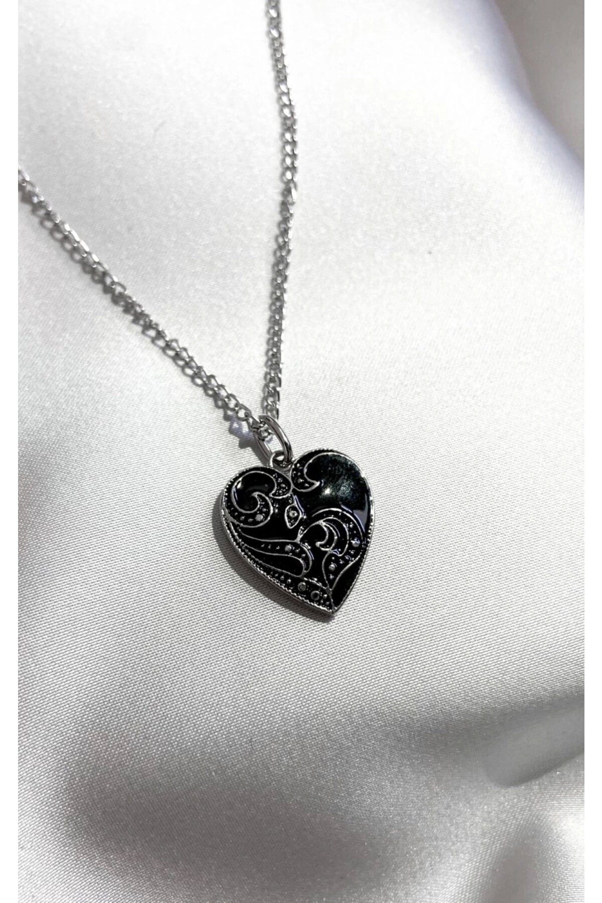 Gotik Gothic Desenli Kalp Kolye - 2