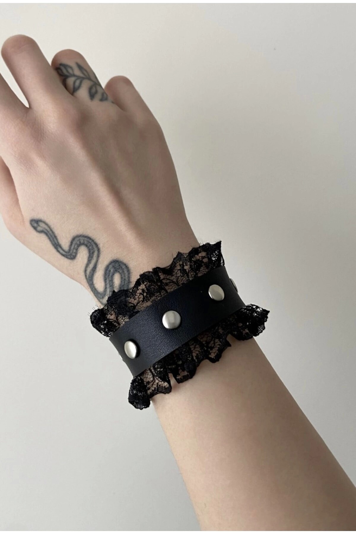 Gotik Gothic Güpürlü Zımbalı Suni Deri Bileklik - DarkellaStore