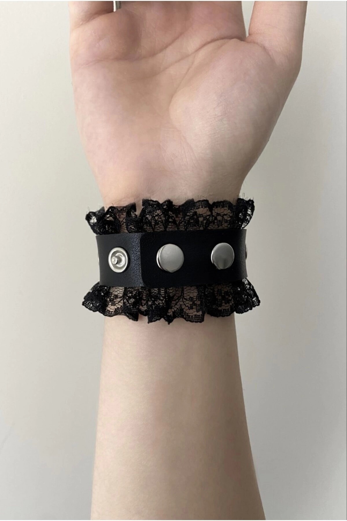 Gotik Gothic Güpürlü Zımbalı Suni Deri Bileklik - 2