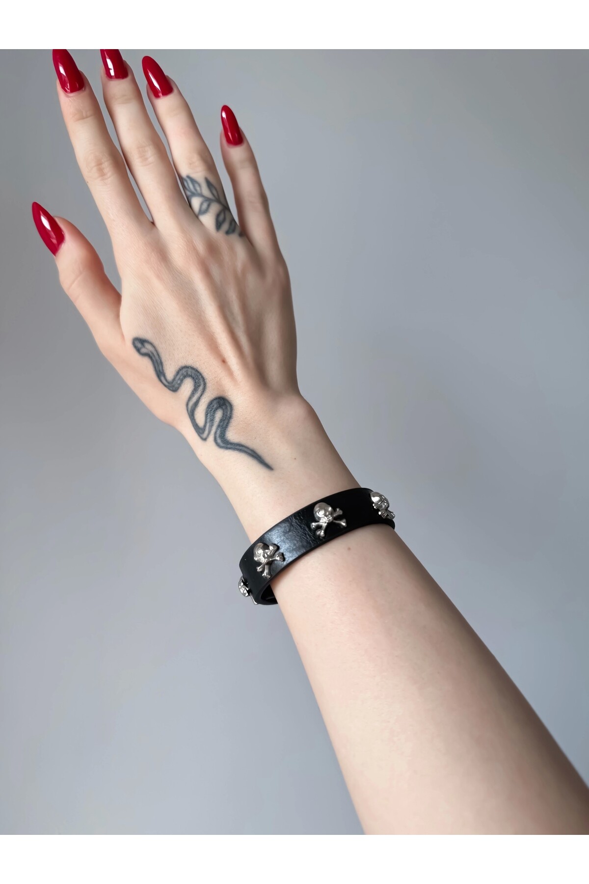 Gotik Gothic Punk Kuru Kafalı Suni Deri Bileklik (UNISEX) - DarkellaStore