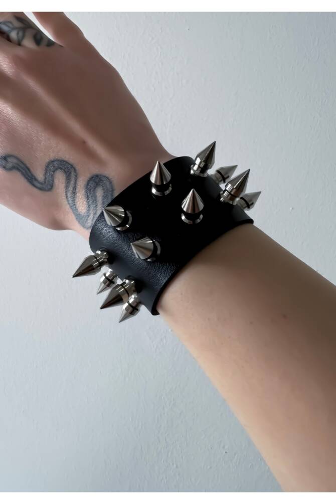 Gotik Gothic Punk Oluklu Spikelı Suni Deri Bileklik Spikelı Deri Bileklik Çivili Bileklik - 1