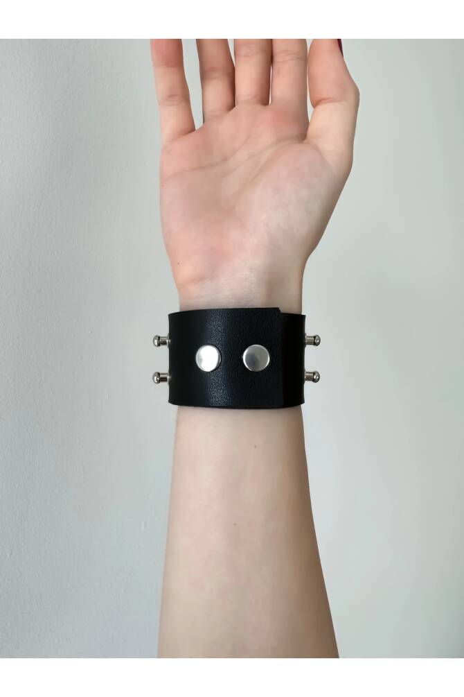 Gotik Gothic Punk Suni Deri Çift Sıra Yuvarlak Başlı Çivili Bileklik (UNISEX BEDENLİ) - 1