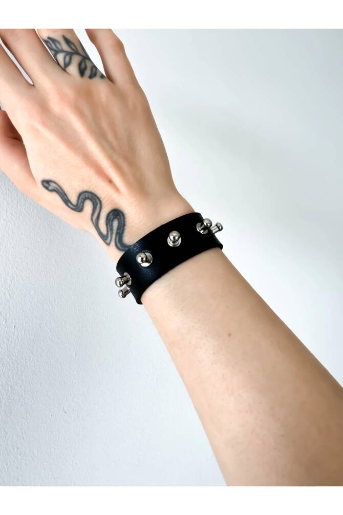 Gotik Gothic Punk Suni Deri Yuvarlak Başlı Çivili Bileklik (UNISEX BEDENLİ) - 2