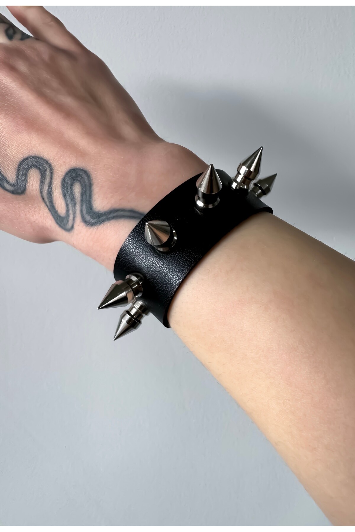 Gotik Gothic Punk Tek Sıralı Oluklu Spikelı Suni Deri Bileklik Spikelı Deri Bileklik Çivili Bileklik - 3