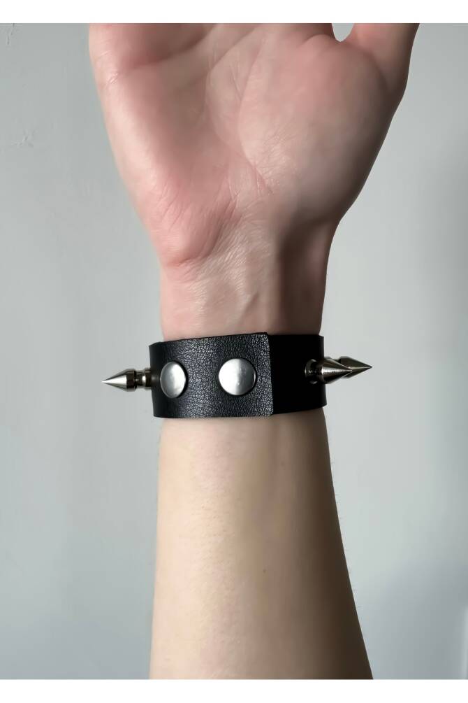 Gotik Gothic Punk Tek Sıralı Oluklu Spikelı Suni Deri Bileklik Spikelı Deri Bileklik Çivili Bileklik - 1