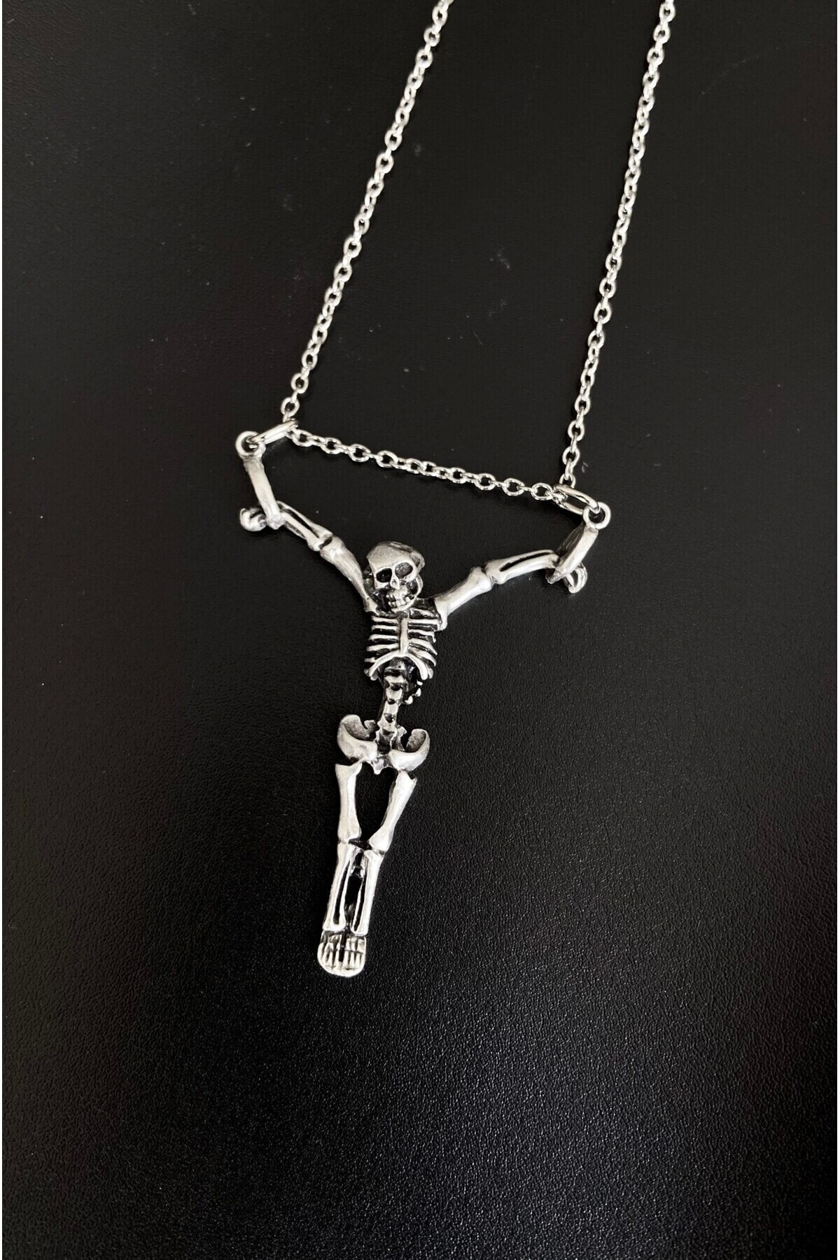 Gotik Punk Çarmığa Gerilmiş İskelet Kolye - DarkellaStore