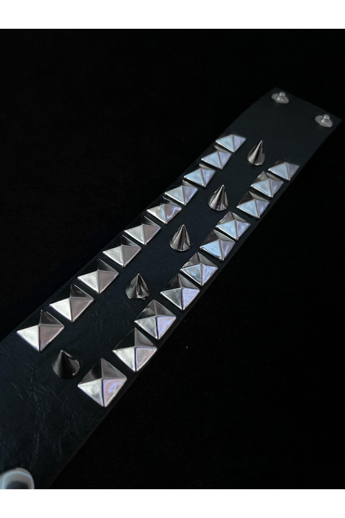 Gotik Punk Zımbalı Dikenli Spikelı Deri Bileklik (UNISEX) - 3