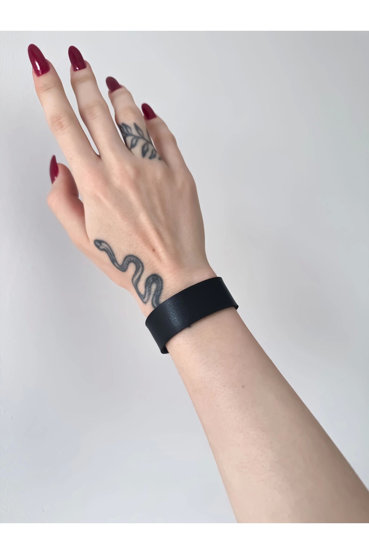 Gotik Suni Deri İnce Siyah Bileklik (UNISEX BEDENLİ) - DarkellaStore