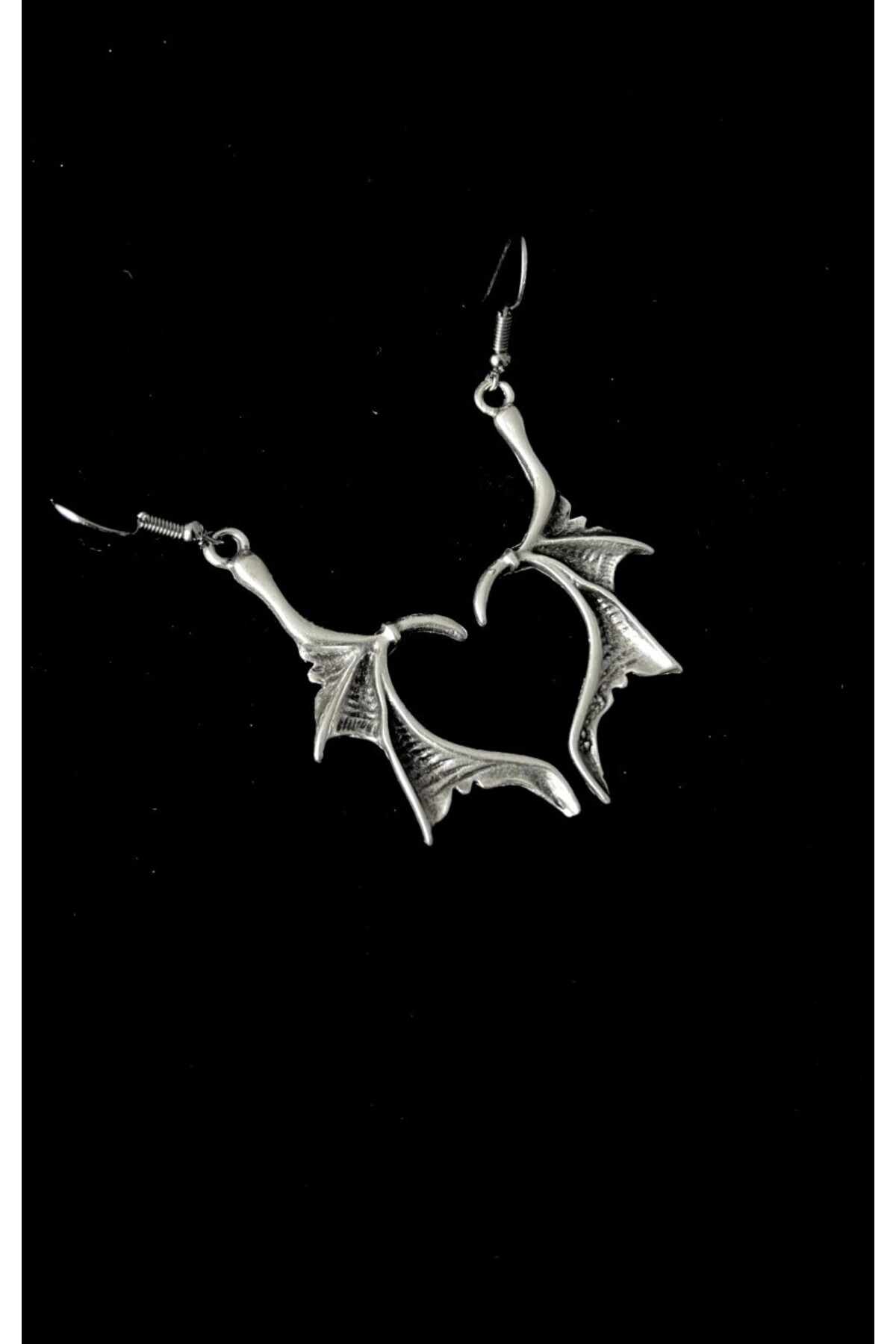 Gotik Yarasa Kanat Kalpli Sallantılı Küpe - DarkellaStore